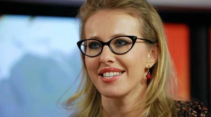 Την έβρισε και τον «έλουσε» με νερό στον αέρα τηλεοπτικής εκπομπής (βίντεο)